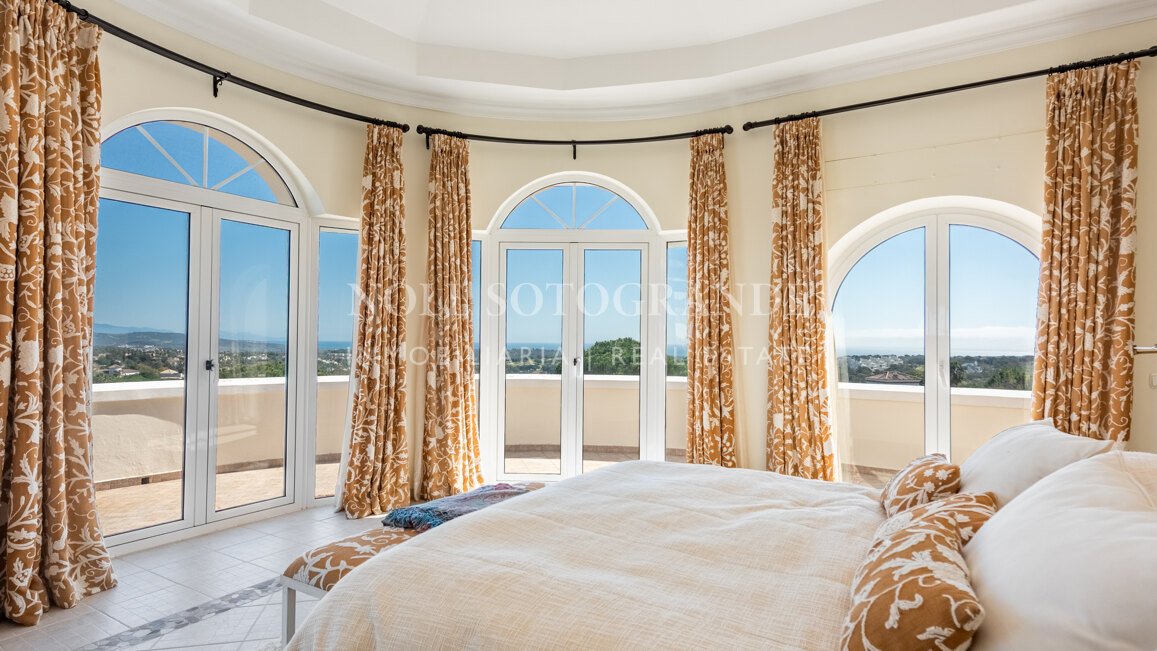 Charming Family Villa with Spectacular Panoramic Views – Sotogrande Alto