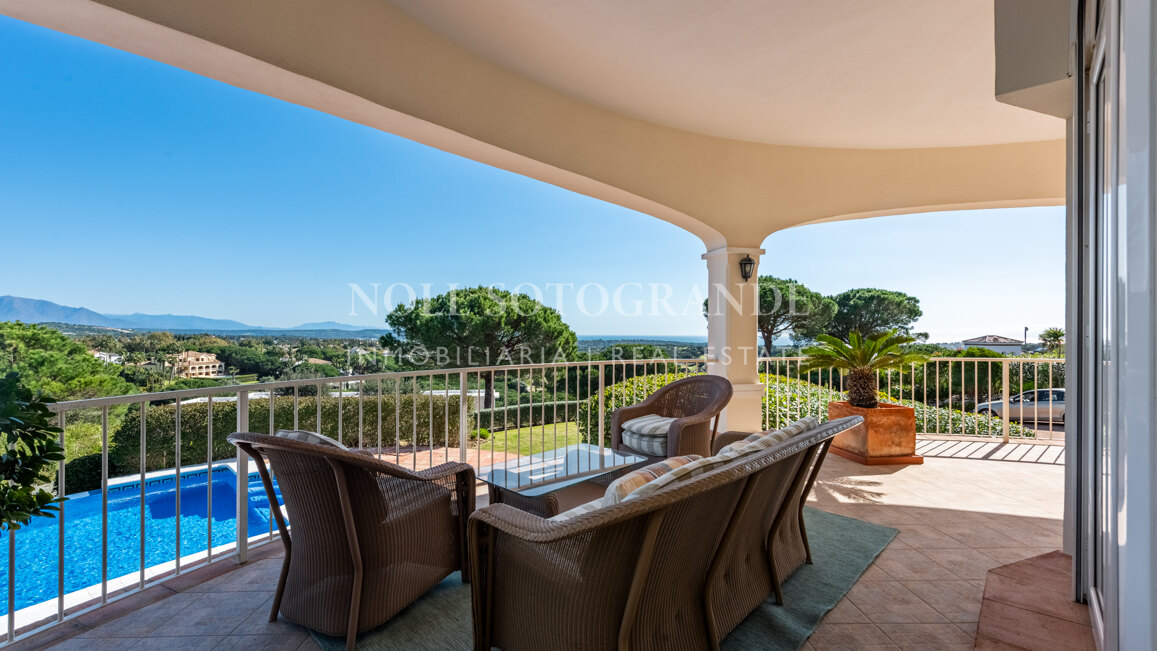 Charming Family Villa with Spectacular Panoramic Views – Sotogrande Alto
