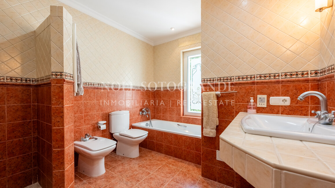 Charming Family Villa with Spectacular Panoramic Views – Sotogrande Alto