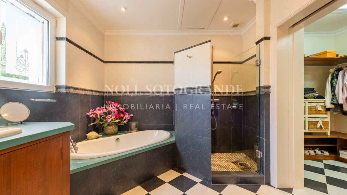 Charming Family Villa with Spectacular Panoramic Views – Sotogrande Alto