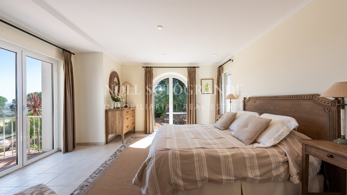 Charming Family Villa with Spectacular Panoramic Views – Sotogrande Alto