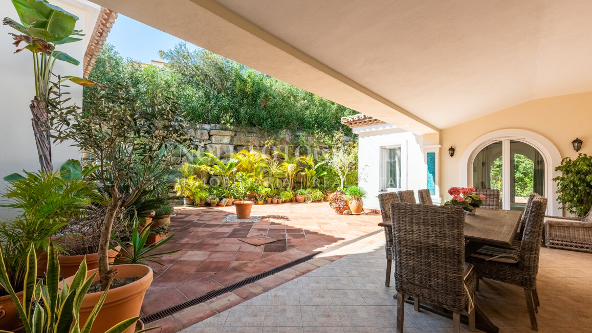 Charming Family Villa with Spectacular Panoramic Views – Sotogrande Alto