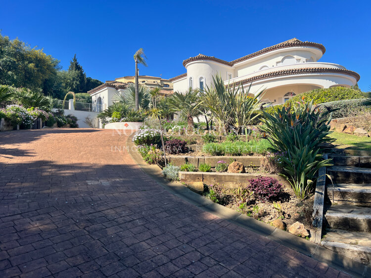 Charming Family Villa with Spectacular Panoramic Views – Sotogrande Alto