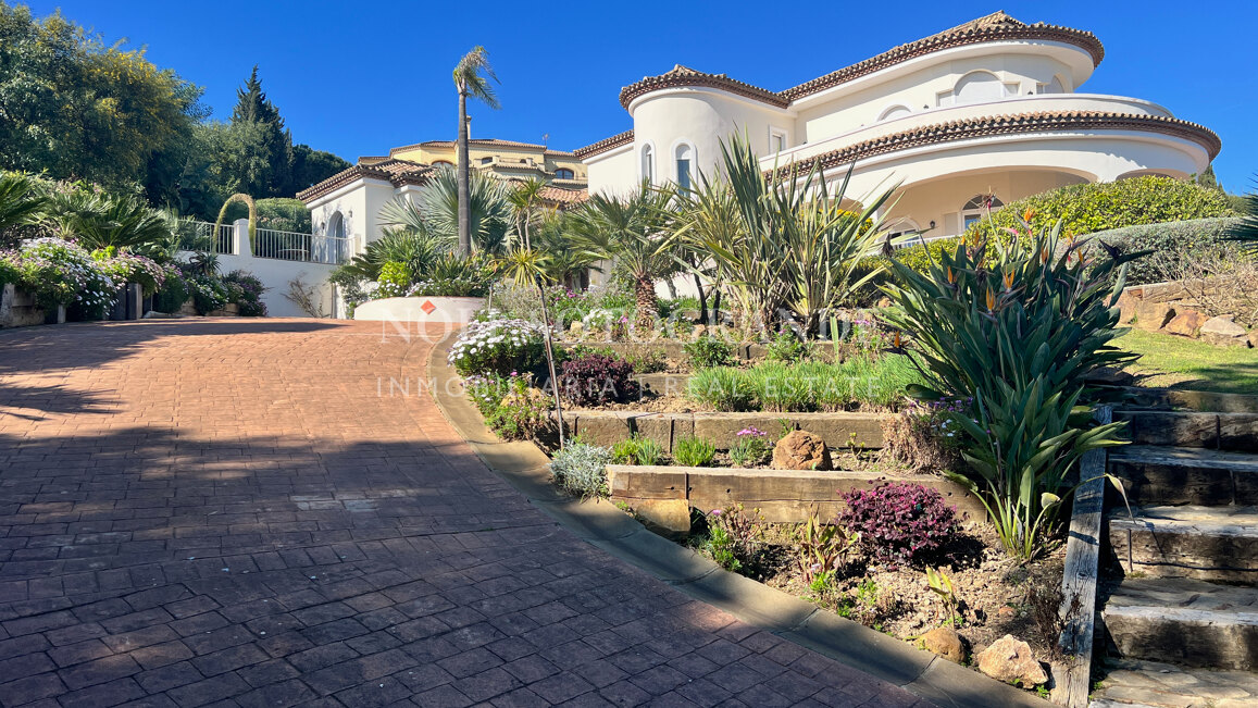 Charming Family Villa with Spectacular Panoramic Views – Sotogrande Alto