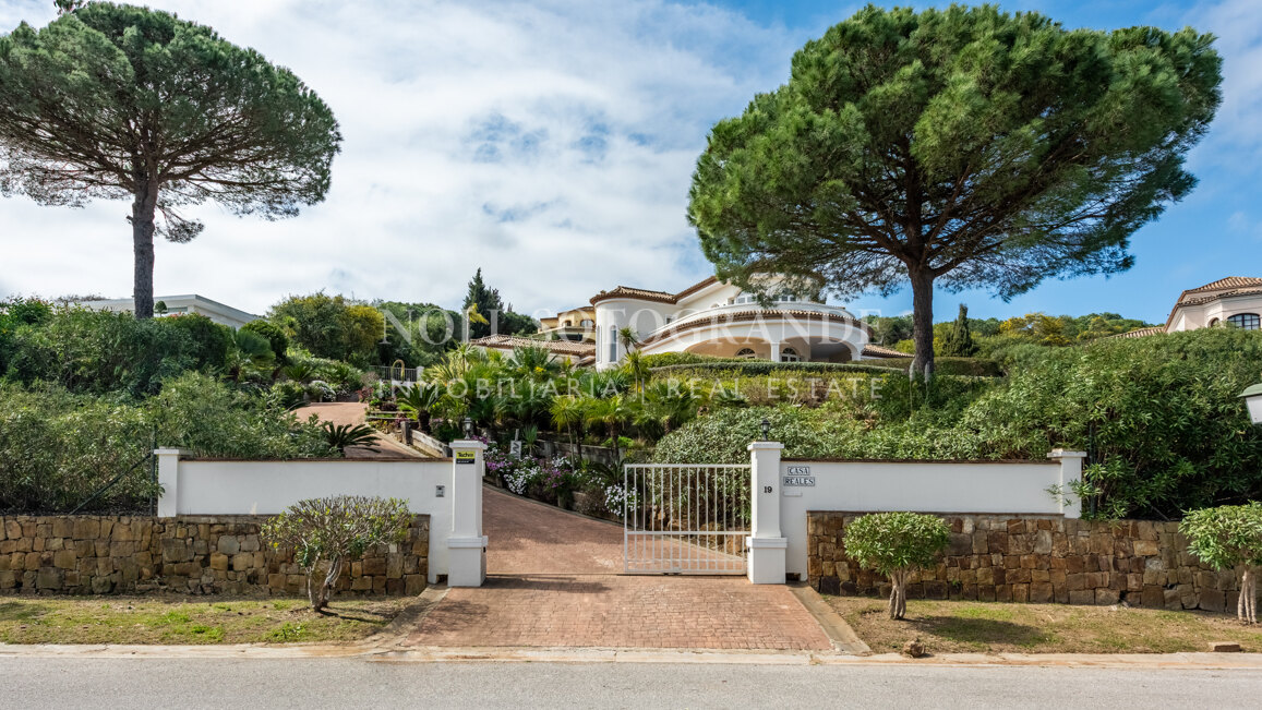 Charming Family Villa with Spectacular Panoramic Views – Sotogrande Alto