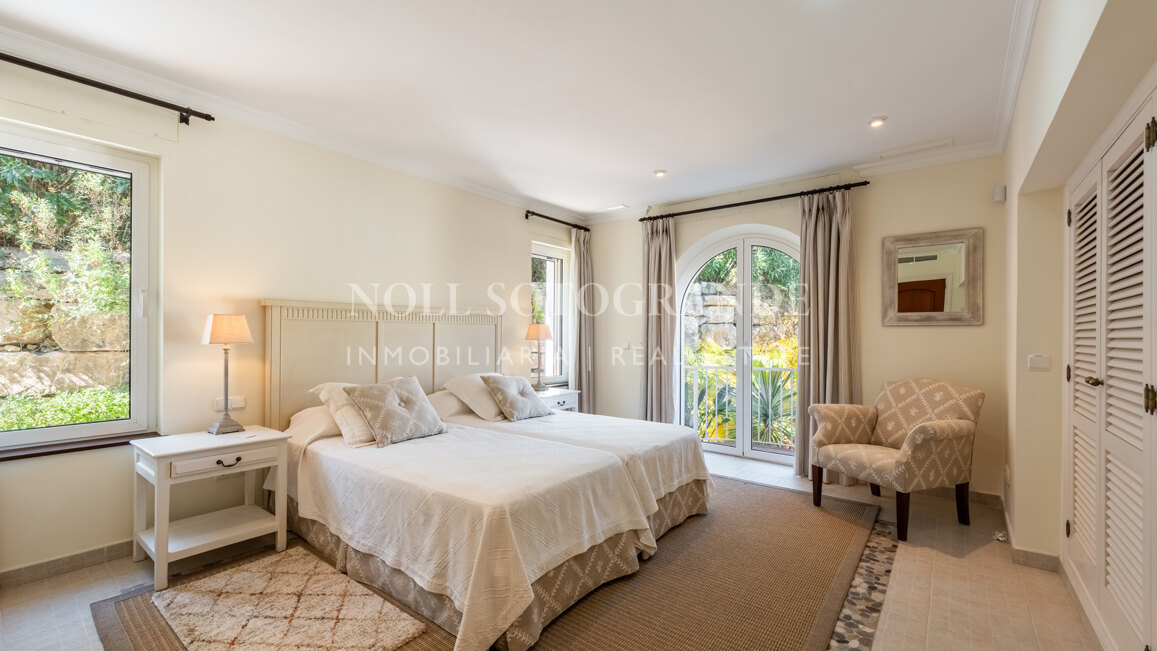 Charming Family Villa with Spectacular Panoramic Views – Sotogrande Alto