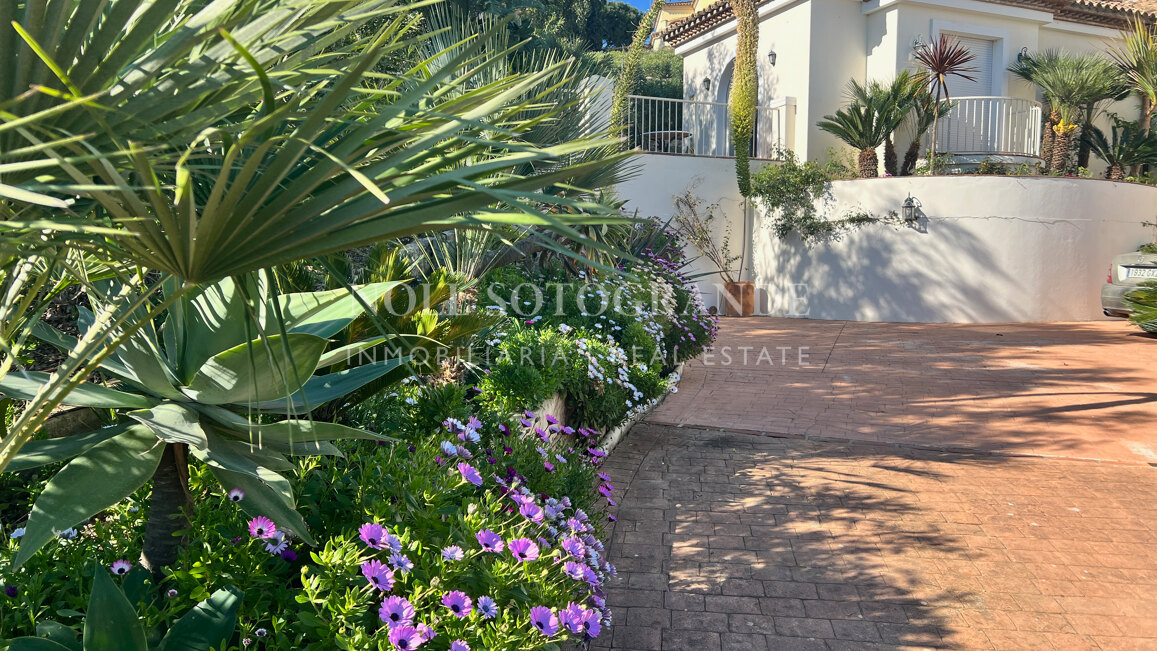 Charming Family Villa with Spectacular Panoramic Views – Sotogrande Alto