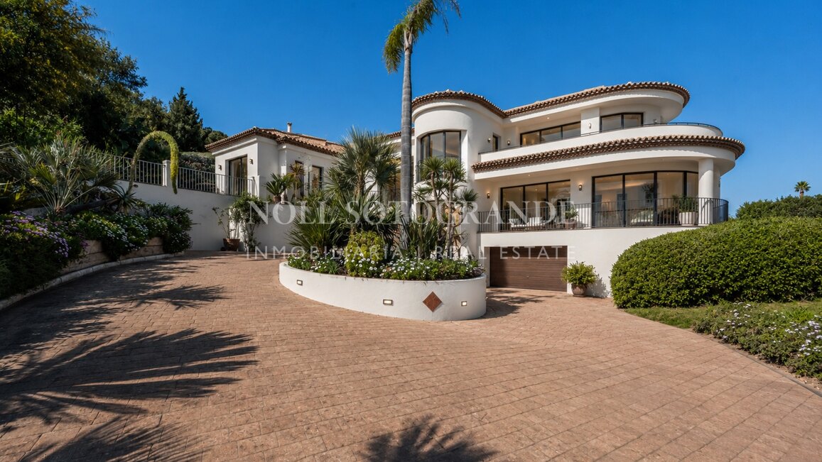Charmante traditionelle Familienvilla mit spektakulärem Panoramablick – Sotogrande Alto