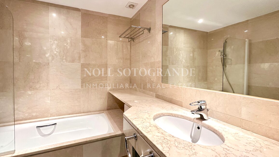Ground-floor apartment with private pool in Ribera del Río, Sotogrande Marina