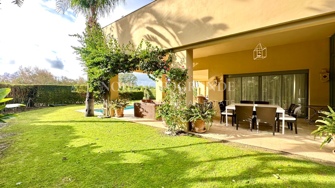 Ground-floor apartment with private pool in Ribera del Río, Sotogrande Marina
