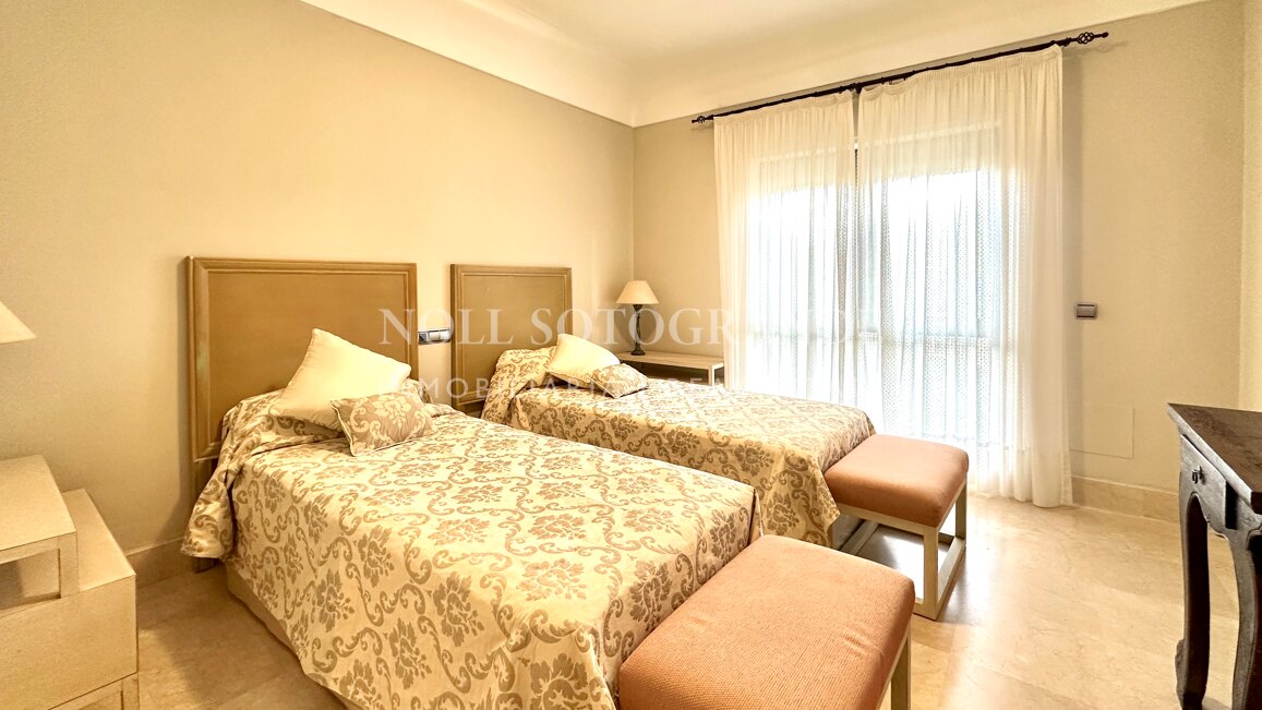 Ground-floor apartment with private pool in Ribera del Río, Sotogrande Marina