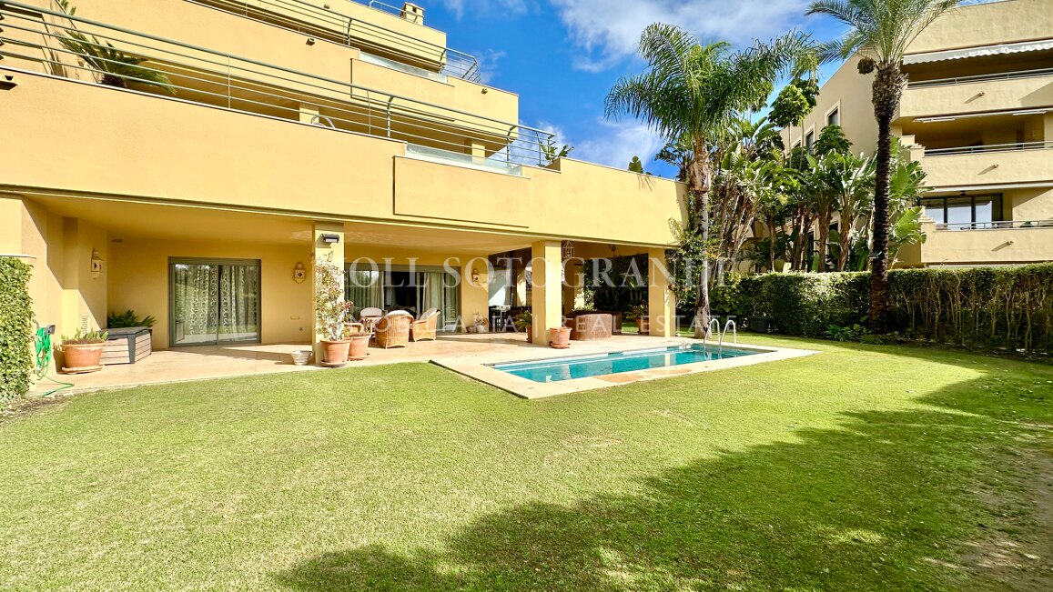 Ground-floor apartment with private pool in Ribera del Río, Sotogrande Marina