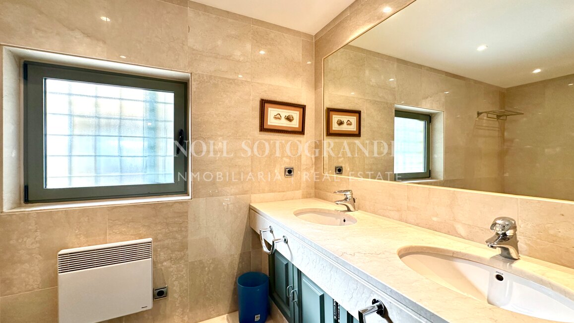Ground-floor apartment with private pool in Ribera del Río, Sotogrande Marina