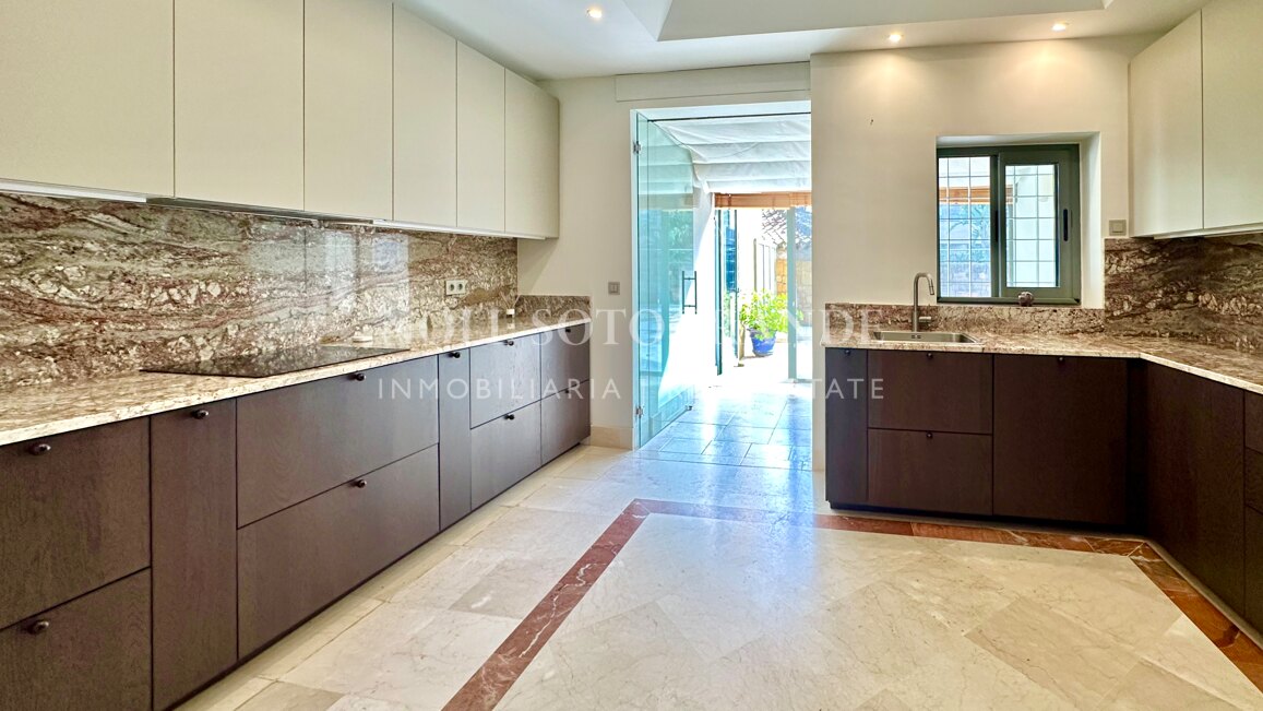 Ground-floor apartment with private pool in Ribera del Río, Sotogrande Marina