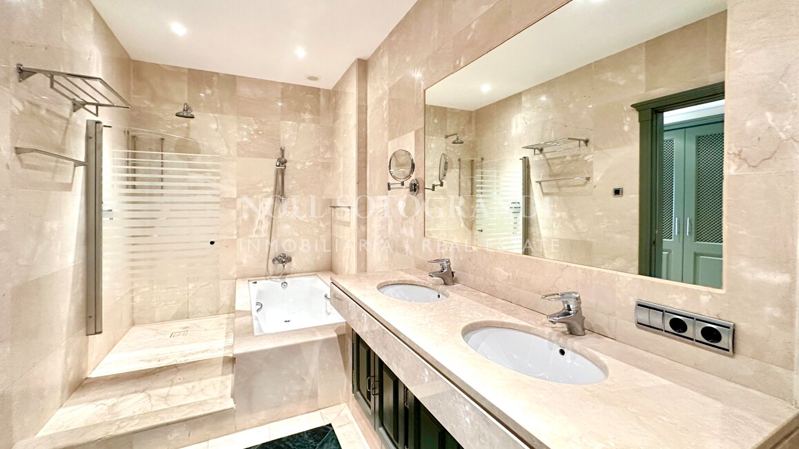 Ground-floor apartment with private pool in Ribera del Río, Sotogrande Marina