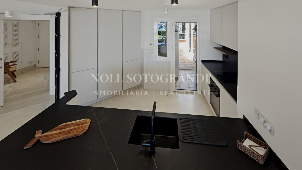 Ground-floor apartment with private pool in Sotogrande Marina