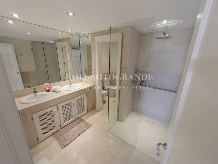 Ground-floor apartment with private pool in Sotogrande Marina