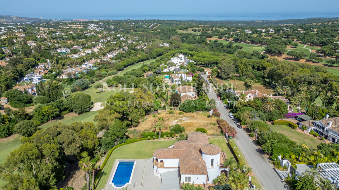 Very private family home for sale in Sotogrande Alto