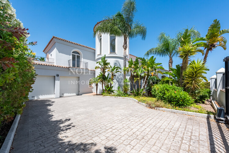 Very private family home for sale in Sotogrande Alto