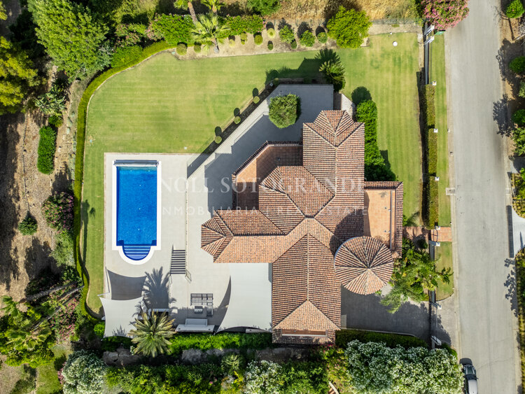 Very private family home for sale in Sotogrande Alto