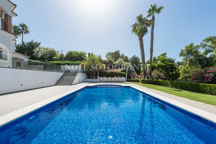 Very private family home for sale in Sotogrande Alto