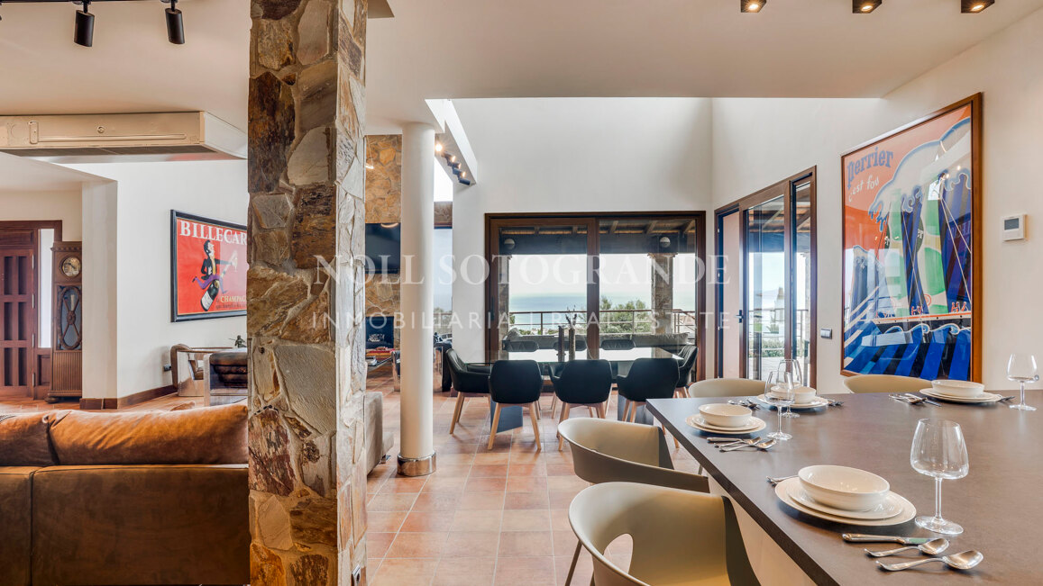 Luxusvilla in Alcaidesa mit Pool und Meerblick