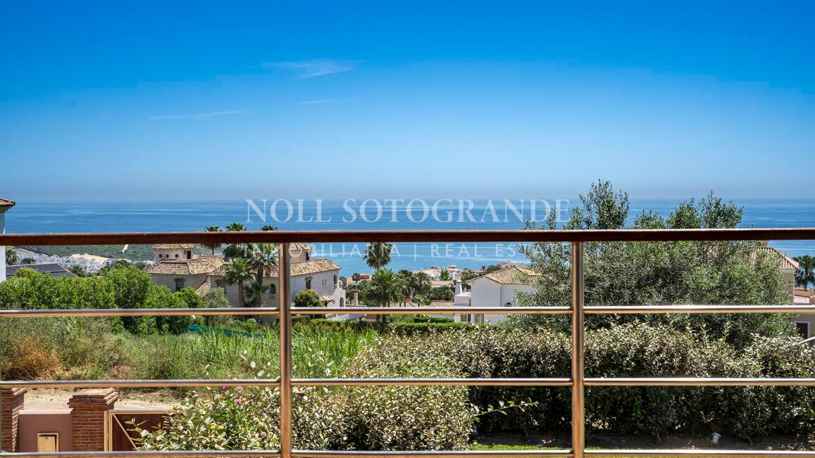Luxusvilla in Alcaidesa mit Pool und Meerblick
