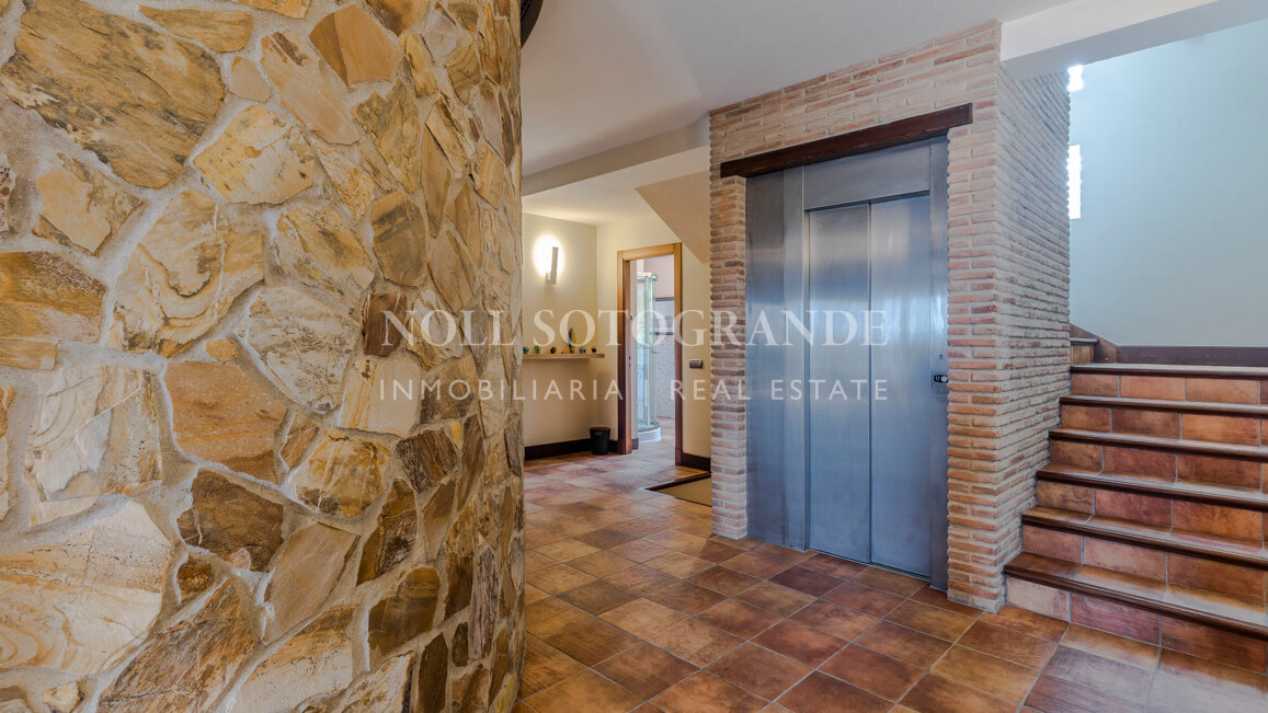 Luxusvilla in Alcaidesa mit Pool und Meerblick