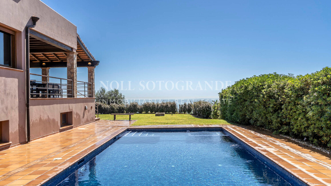 Luxusvilla in Alcaidesa mit Pool und Meerblick
