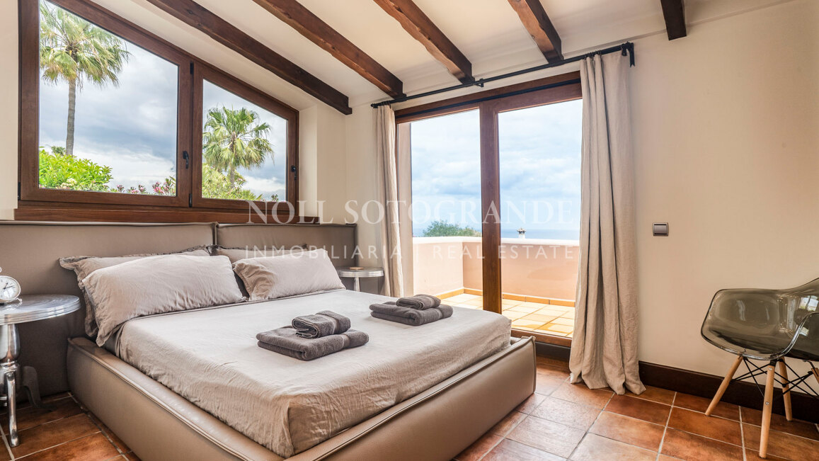 Luxusvilla in Alcaidesa mit Pool und Meerblick
