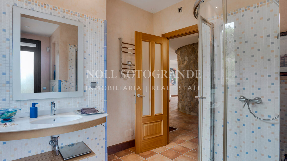 Luxusvilla in Alcaidesa mit Pool und Meerblick