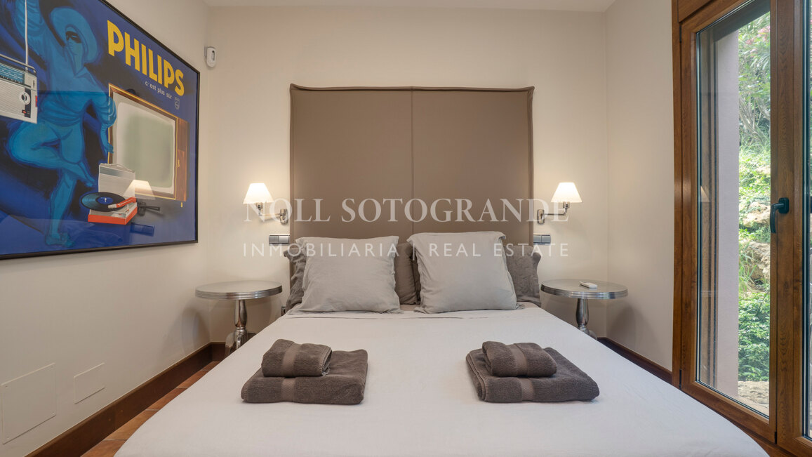 Luxusvilla in Alcaidesa mit Pool und Meerblick