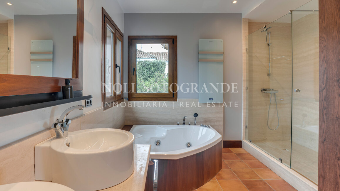 Luxusvilla in Alcaidesa mit Pool und Meerblick