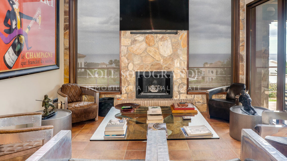 Luxusvilla in Alcaidesa mit Pool und Meerblick