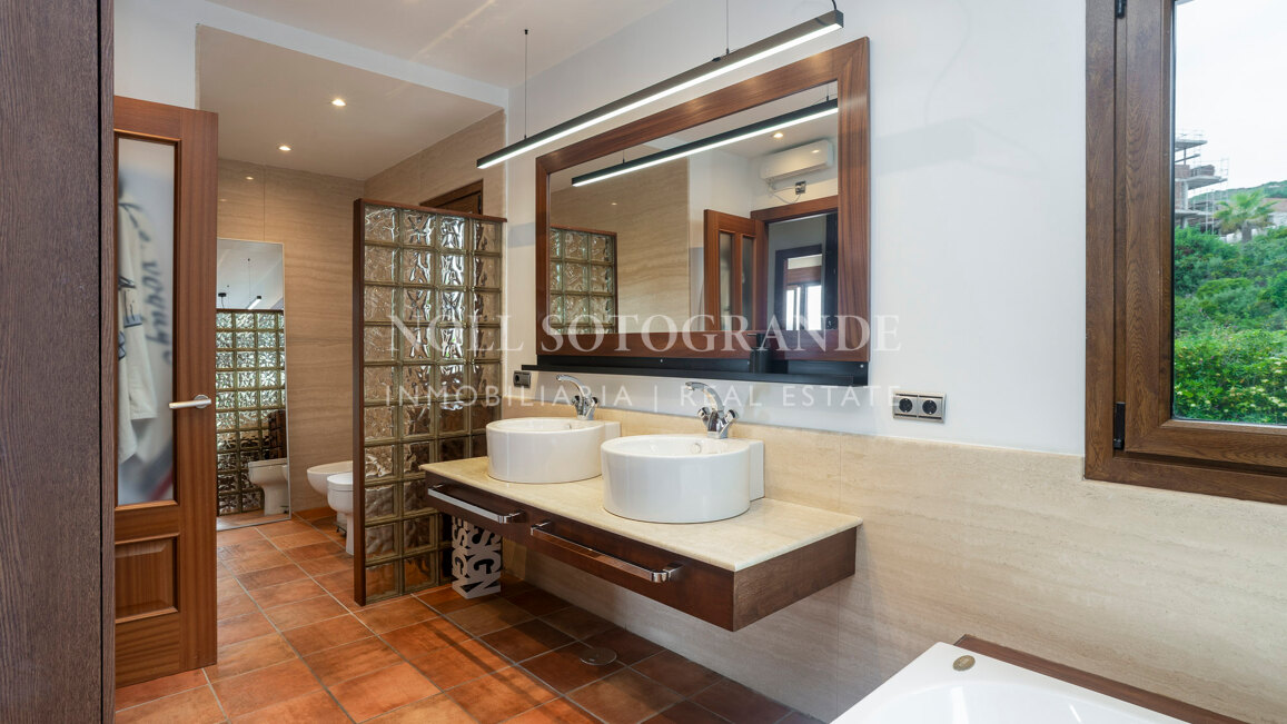 Luxusvilla in Alcaidesa mit Pool und Meerblick