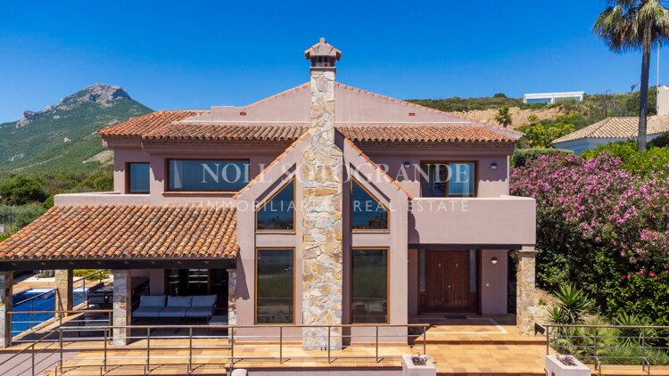 Luxusvilla in Alcaidesa mit Pool und Meerblick
