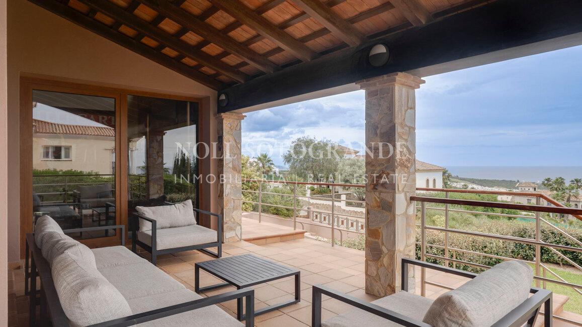 Luxusvilla in Alcaidesa mit Pool und Meerblick
