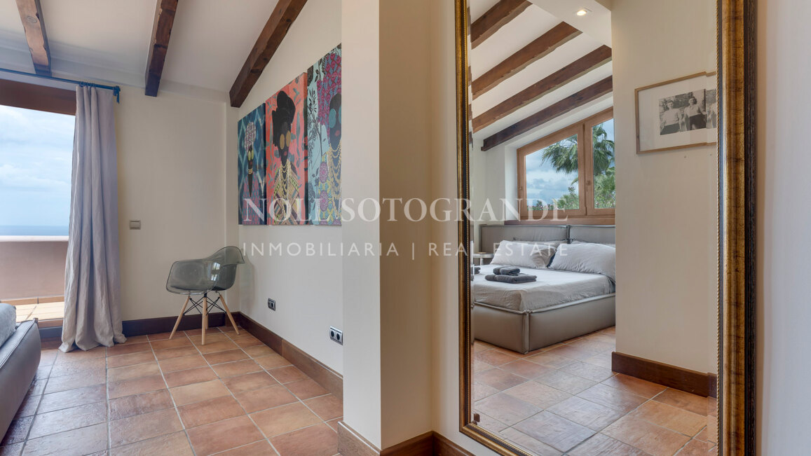 Luxusvilla in Alcaidesa mit Pool und Meerblick