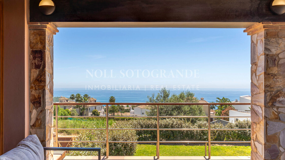 Luxusvilla in Alcaidesa mit Pool und Meerblick