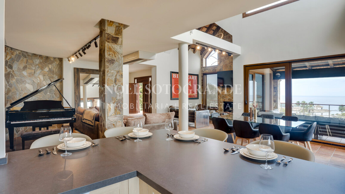 Luxusvilla in Alcaidesa mit Pool und Meerblick