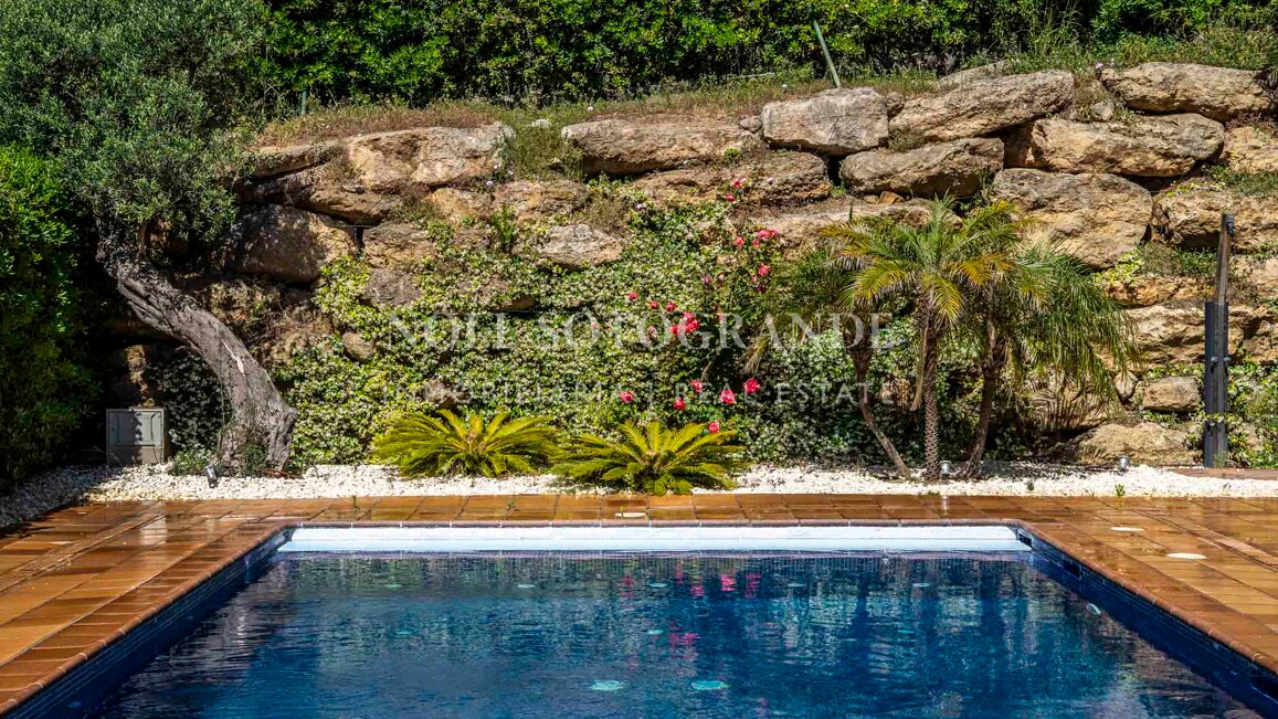 Luxusvilla in Alcaidesa mit Pool und Meerblick