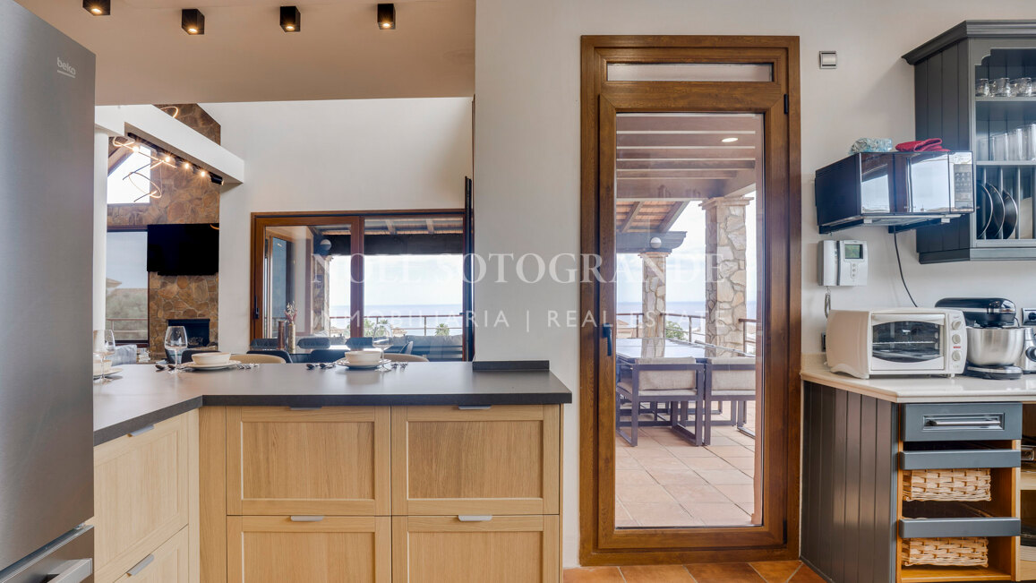 Luxusvilla in Alcaidesa mit Pool und Meerblick