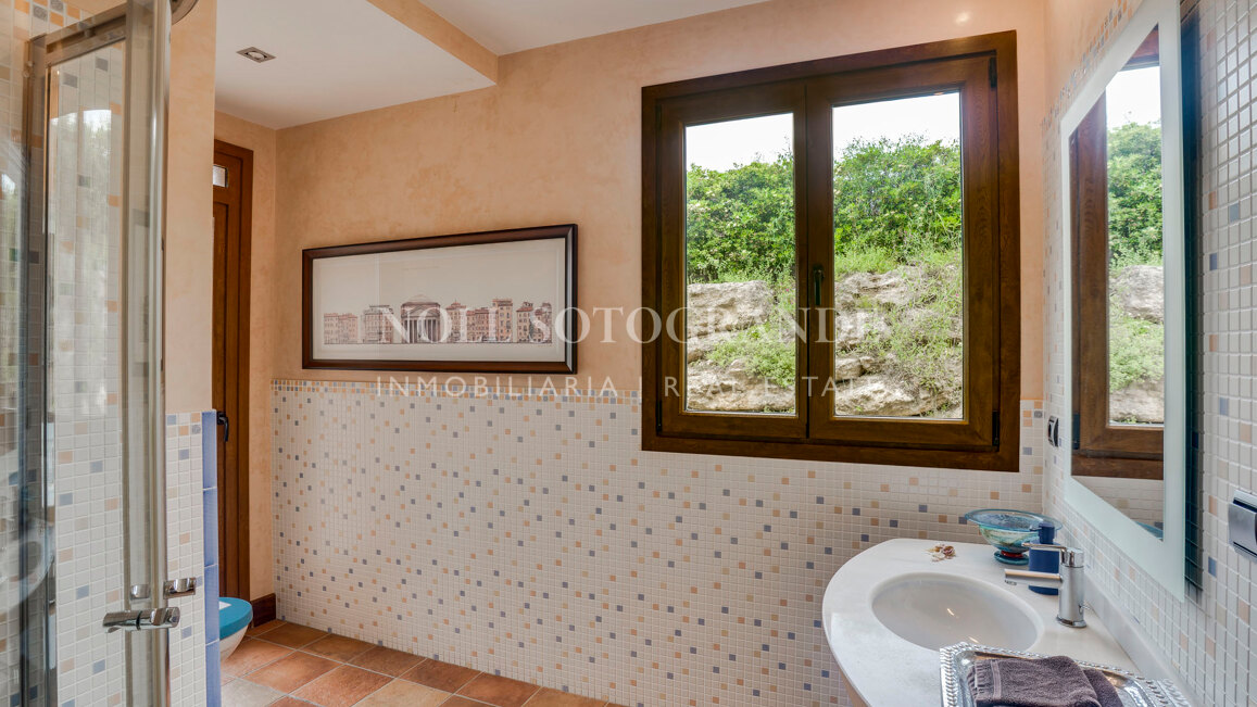 Luxusvilla in Alcaidesa mit Pool und Meerblick