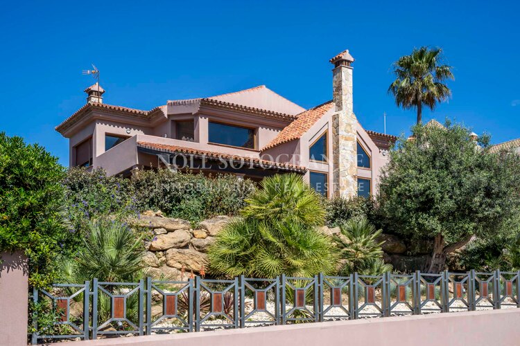 Luxusvilla in Alcaidesa mit Pool und Meerblick