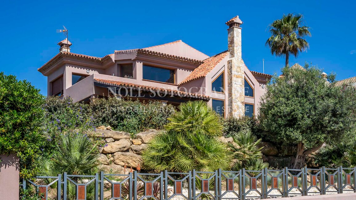 Luxusvilla in Alcaidesa mit Pool und Meerblick