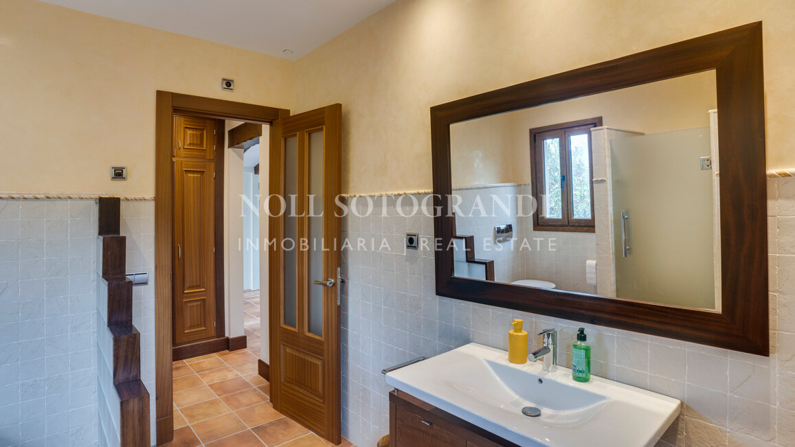 Luxusvilla in Alcaidesa mit Pool und Meerblick