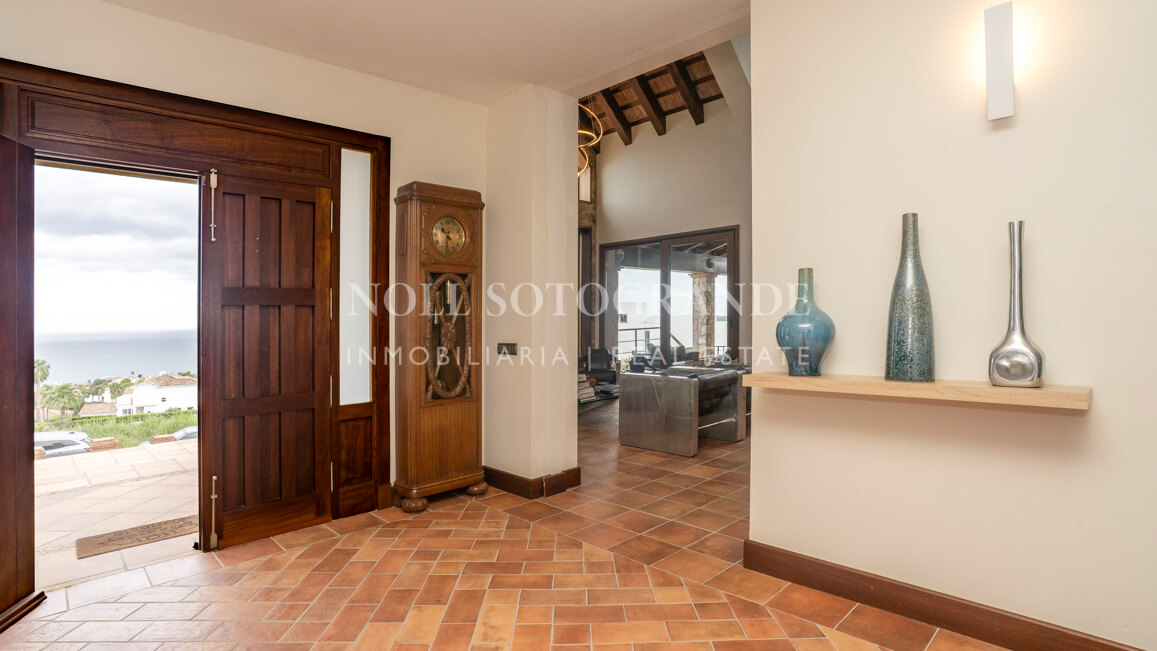 Luxusvilla in Alcaidesa mit Pool und Meerblick