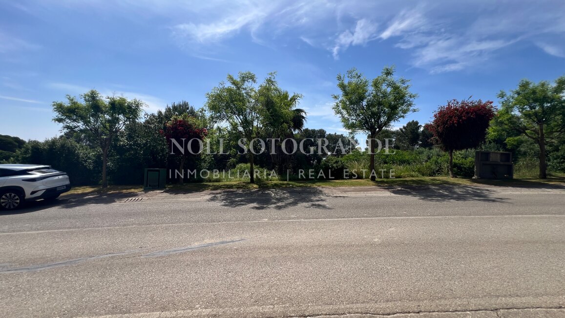 Building plot with available project and license