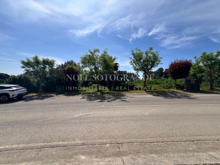 Baugrundstück verfügbar mit Projekt und Baulizenz