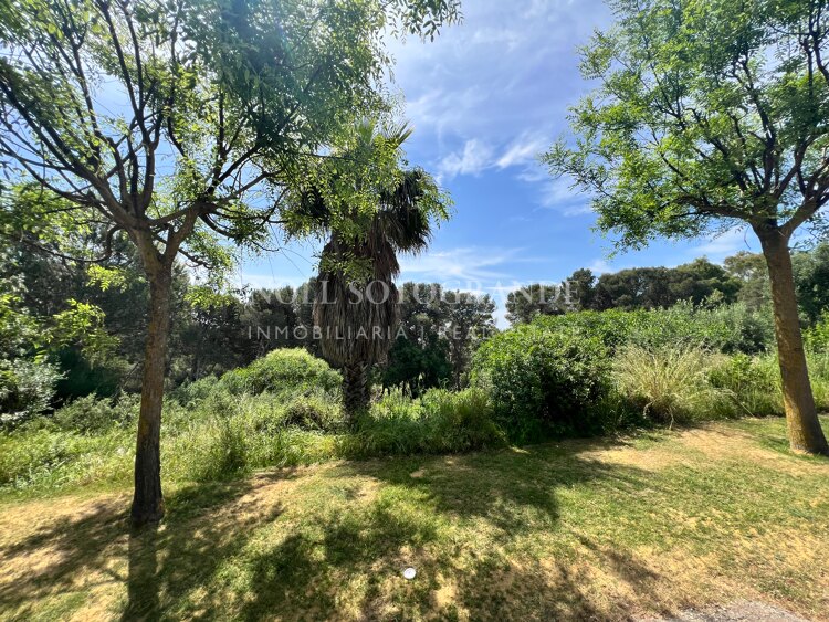 Baugrundstück verfügbar mit Projekt und Baulizenz